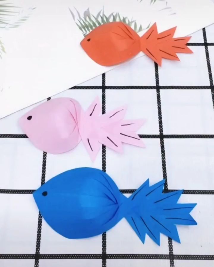 Paper fish🐟, ماهی کاغذی, برای ایده های بیشتر فالو کنید 👇,  @kardasti_rahat@instagram, @kardasti_rahat@instagram, Video from pinterest,  #کاردستی_کودکانه #کاردستی #craft
