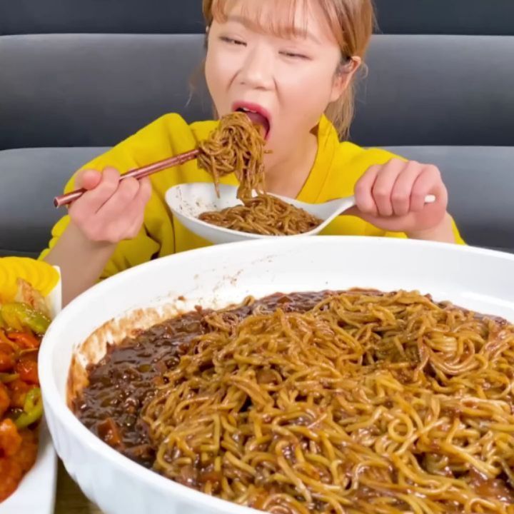 antakookpa@instagram on Pinno: ASMR MUKBANG KOREAN SPICY JAJANGMYEON BL...