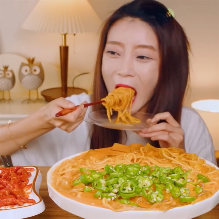 foodieeatingasmrinstagram on Pinno ┈─ ꒰‧⁺ 정보⁣ ┊͙ʿʿ🌿୧ 𓍯 🥑 ꒰ cream rose