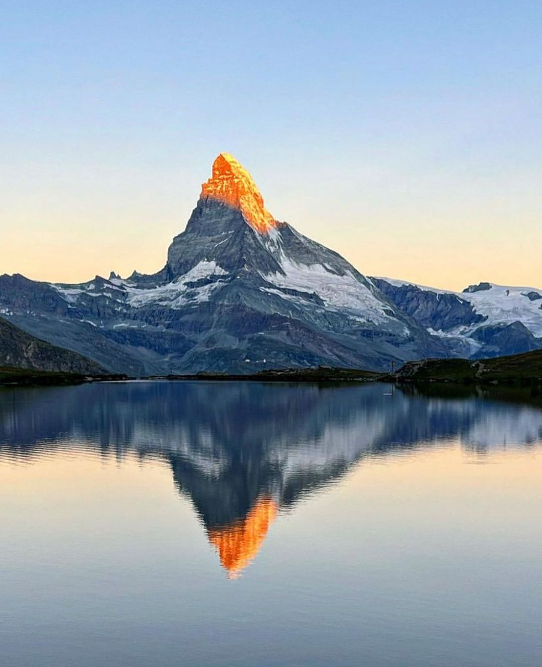 i_love_switzerland@instagram on Pinno: 🇨🇭Matterhorn🇨🇭 📸 by: @mofitrando ...